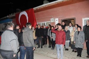 Şehit sivil memurun ana ocağında saygı duruşu