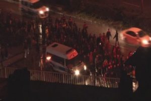 Trabzonspor taraftarı Karadeniz Sahil Yolu'nu kapattı