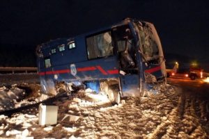 Cezaevi nakil aracı devrildi: 1 astsubay şehit, 10 yaralı