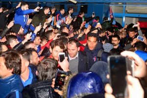 Trabzonsporlu taraftarlar takımlarını şampiyon gibi karşıladılar