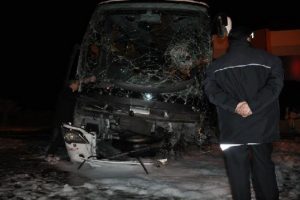 Aynı gişeye girmeye &ccedil;alışan 2 otob&uuml;s &ccedil;arpıştı: 1 &ouml;l&uuml; 29 yaralı