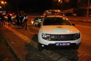 Alkoll&uuml; s&uuml;r&uuml;c&uuml;, polis aracına &ccedil;arparak durabildi