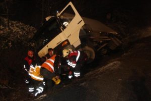Bolu Dağı'nda kamyon şarampole devrildi: 2 yaralı