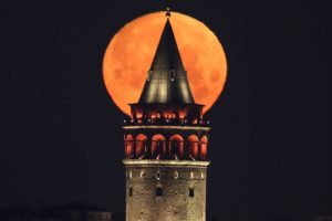 Ay ve Galata'nın muhteşem buluşması
