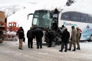 Yolcu otob&uuml;s&uuml;, greydere &ccedil;arptı: 23 yaralı