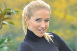 Burcu Esmersoy evlenirken giydiği kıyafeti sattı...