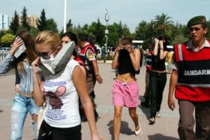 Fuhuş davasından beraat eden 5 sanığa hapis cezası