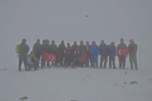 2 bin 400 metrede şehitleri andılar