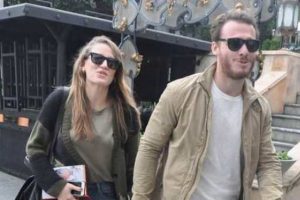 Serenay Sarıkaya ve Kerem Bursin yurda d&ouml;nd&uuml;...
