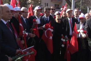 Ter&ouml;r saldırısının yapıldığı alana karanfil bıraktılar