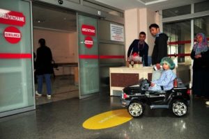 Ameliyathaneye oyuncak arabayla gidiyorlar