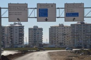 Diyarbakır'da belediyeden T&uuml;rk&ccedil;e-K&uuml;rt&ccedil;e y&ouml;n levhası