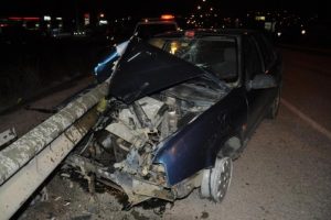 Hurdaya d&ouml;nen otomobilden sağ &ccedil;ıktı