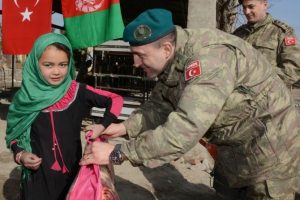 TSK'dan Afgan miniklere kışlık mont