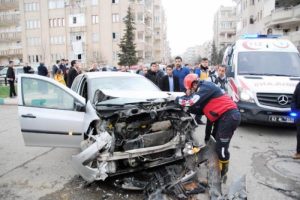 Otomobilde sıkışan s&uuml;r&uuml;c&uuml;y&uuml; itfaiye ekipleri kurtardı