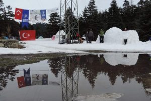 Dağcılardan Uludağ'da kardan ev