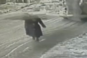 Gen&ccedil; &ouml;ğretmenin &uuml;zerine kar k&uuml;tlesi b&ouml;yle d&uuml;şt&uuml;!