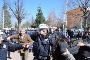 Eskişehir'de afiş asan &ouml;ğrencilere polisten gazlı m&uuml;dahale