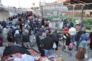 Pazar yerine u&ccedil;an otomobilin s&uuml;r&uuml;c&uuml;s&uuml; ehliyetsiz &ccedil;ıktı
