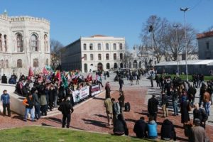 &Ouml;zg&uuml;r-Der &uuml;yesi grup, Suriye rejimini protesto etti
