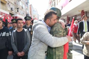 Ağlayan askeri vatandaş teselli etti