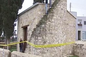 G&uuml;ney Kıbrıs Rum kesiminde tarihi cami kundaklandı