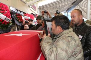 İdil şehidi Uzman &Ccedil;avuş, Afşin'de g&ouml;zyaşlarıyla uğurlandı