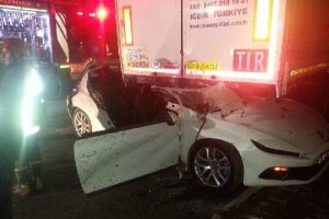 İstanbul'da otomobil TIR'ın altına girdi: 2 &ouml;l&uuml;, 1 yaralı