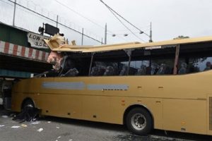 Dikkatsiz şof&ouml;r &uuml;st ge&ccedil;ide &ccedil;arptı