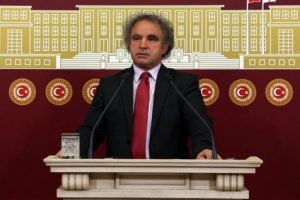 TBMM'de K&uuml;rt&ccedil;e ders verdi