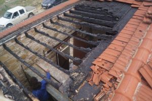 G&uuml;ney Kıbrıs'ta kundaklanan camide inceleme yapıldı