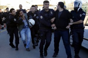 Akdeniz &Uuml;niversitesinde gerginlik: 15 g&ouml;zaltı