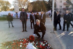 İtalyan bakan ter&ouml;r saldırısının yapıldığı meydana karanfil bıraktı