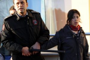 Polise havai fişekle saldırdılar