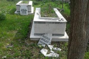 Psikolojik sorunlu bir kişi şehit mezarlarını tahrip edip, T&uuml;rk bayrağını yaktı