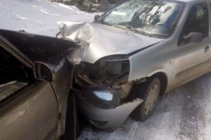 Otomobiller kafa kafaya &ccedil;arpıştı: 6 yaralı