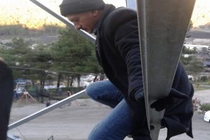 İşten &ccedil;ıkartılan madenciler y&uuml;ksek gerilim hattına &ccedil;ıktı