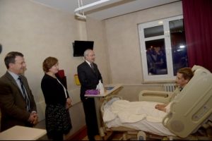 Kılı&ccedil;daroğlu ter&ouml;r saldırısında yaralananları ziyaret etti