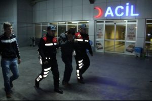 T&uuml;feği doldururken amca oğlunu vurdu