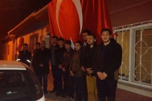 Koparılan bayrağın yerine yenisini teslim ettiler