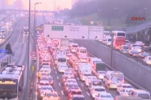 Beton tankeri devrildi, E5 karayolunda trafik yoğunluğu oluştu