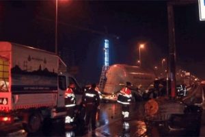 İstanbul'da bariyerlere &ccedil;arpan beton tankeri yan yattı