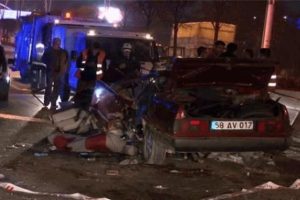 Ankara'da feci kaza, s&uuml;r&uuml;c&uuml; ara&ccedil;ta sıkışarak can verdi!