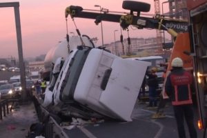 İstanbul'da E-5'i kilitleyen kaza