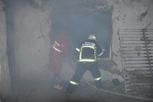 Yeni evli &ccedil;iftin evi yandı