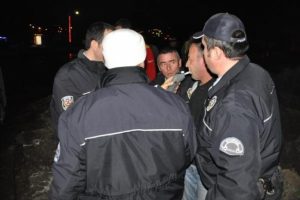 Alkoll&uuml; s&uuml;r&uuml;c&uuml;s&uuml; polisi peşine taktı, kaza yapınca yakalandı