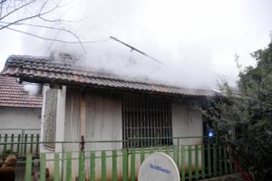Yangından sadece bisikletini kurtarabildi