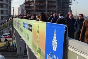 Metrob&uuml;s yoğunluğu &uuml;st ge&ccedil;idi kilitledi