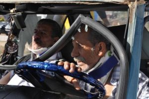 Ağaca &ccedil;arpan otomobilde 2 kişi yaralandı