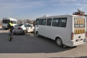&Ouml;ğrenci servisi ile otomobil kavşakta &ccedil;arpıştı: 14 yaralı